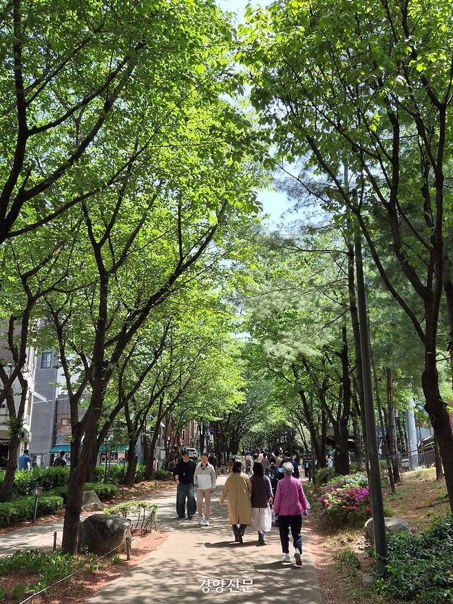 6·3 지방선거를 40여일 앞둔 22일 서울 마포구 경의선숲길에서 시민들이 산책로를 걷고 있다. 허진무 기자