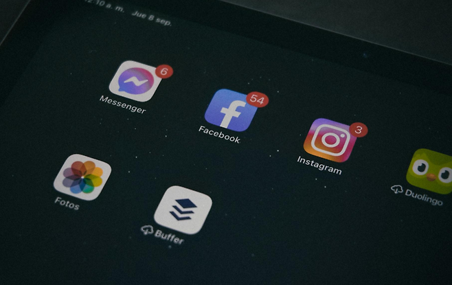 하루 몇 시간씩 무심코 스크롤을 반복하는 습관에서 벗어나는 것만으로도 정신 건강에 작은 변화가 시작될 수 있다는 최신 연구가 나왔다. 픽셀즈