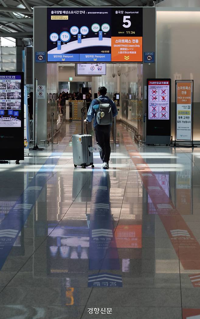 24일 오전 한 여행객이 인천국제공항 출국장으로 들어가고 있다. /김정근기자