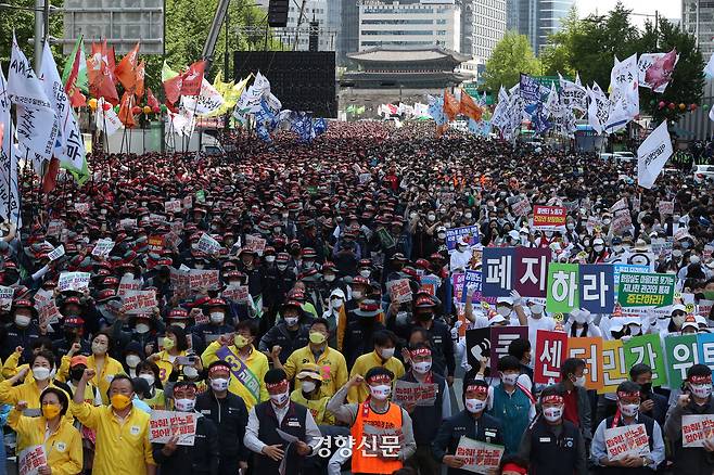 전국민주노동조합총연맹(민주노총)이 노동절인 지난 2022년 5월1일 서울 중구 세종대로에서 ‘2022년 세계노동절 대회’를 열고 차별 없는 노동 기본권과 고용불안 없는 질 좋은 일자리를 보장을 촉구하고 있다. 한수빈 기자