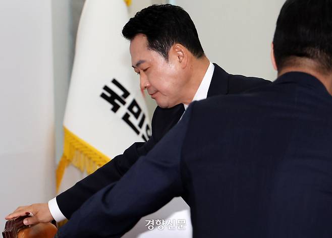 장동혁 국민의힘 대표(왼쪽)가 24일 국회 당대표 회의실에서 방미 등 현안 관련 브리핑을 마친 후 퇴장하고 있다. 박민규 선임기자