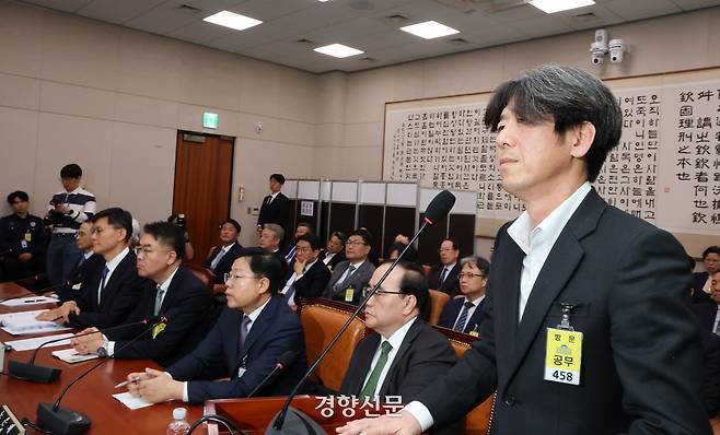 남욱 변호사(오른쪽)가 지난 21일 국회 ‘윤석열 정권 정치검찰 조작기소 의혹 사건 진상규명’ 국정조사특별위원회에서 열린 청문회에서 의원질의에 답하고 있다. 박민규 선임기자