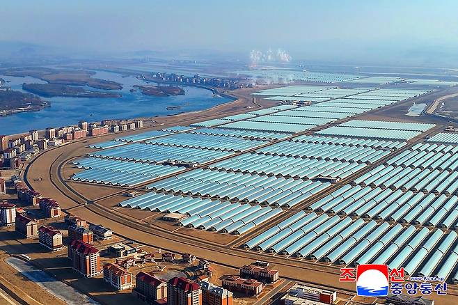 지난 2월1일 준공된 신의주 온실종합농장의 전경. 조선중앙통신·연합뉴스