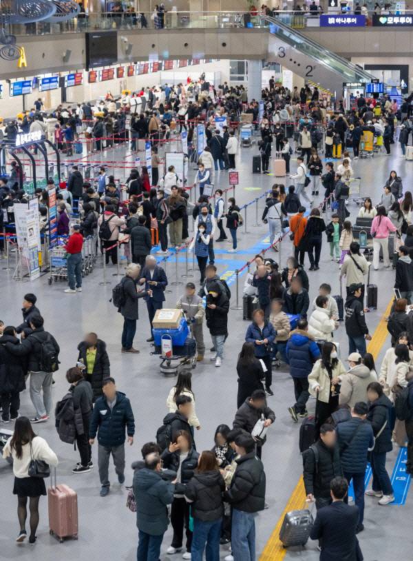 김해국제공항에서 탑승 수속을 하는 승객들.