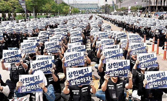삼성전자노동조합 공동투쟁본부가 23일 삼성전자 경기도 평택사업장에서 개최한 ‘4·23 투쟁 결의대회’에서 노조원들이 ‘상한 폐지 실현하자’는 문구가 적힌 피켓을 들고 구호를 외치고 있다. 노조는 성과급 상한 폐지 요구가 받아들여지지 않으면 5월 총파업을 감행할 것이며, 파업 시 최대 30조원의 손실이 발생할 것이라고 사측을 압박했다. 평택=최현규 기자
