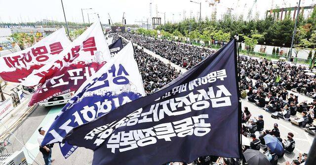 삼성전자노동조합 공동투쟁본부가 23일 삼성전자 평택사업장에서 개최한 ‘4·23 투쟁 결의대회’에서 조합원들 뒤로 ‘성과급 상한 폐지 실현하자’ 등의 문구가 적힌 대형 깃발이 나부끼고 있다. 평택=최현규 기자