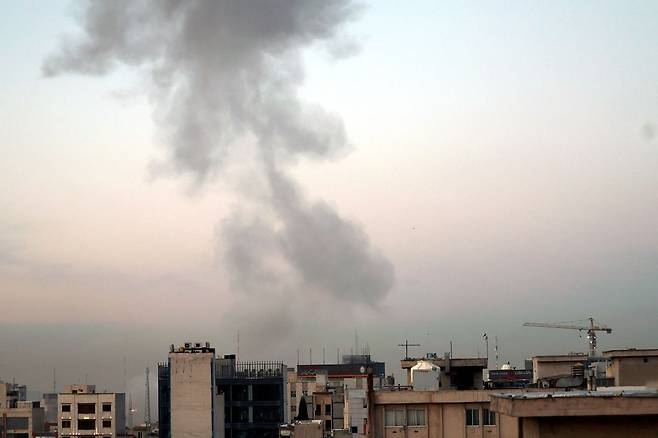 지난 1일(현지시간) 이란 테헤란 중심부에서 공습이 발생한 후 연기가 피어오르고 있다. 사진은 기사와 직접적 연관이 없음. EPA연합