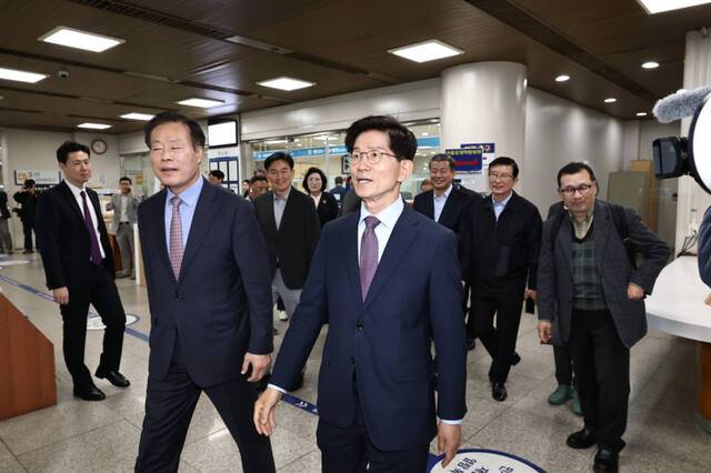 김문수 전 고용노동부 장관이 24일 서울 서초구 서울중앙지방법원에서 열린 제21대 대통령선거 선거법 위반 1심 선고 공판에 출석하고 있다. 김 전 장관은 지난 21대 대통령선거 과정에서 국민의힘 예비후보 신분으로 유권자에게 명함을 돌린 혐의로 기소됐다. 연합뉴스