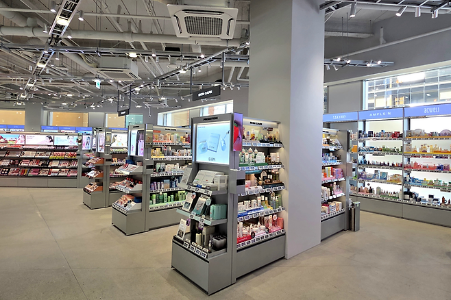 무신사 메가스토어 성수에 마련된 150평 규모의 무신사 뷰티 첫 오프라인 매장 [김혜진 기자]