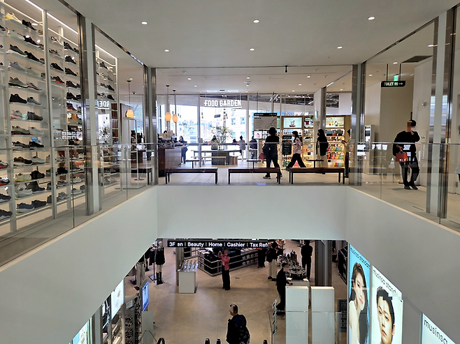 무신사 메가스토어 성수 4층에 마련된 F&B존 푸드가든. [김혜진 기자]