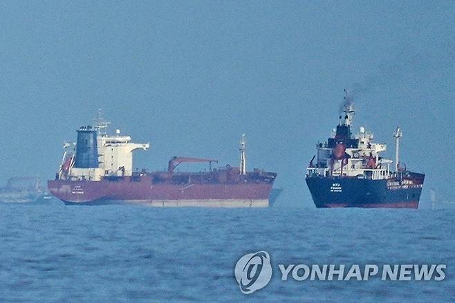 호르무즈 해협의 유조선과 화물선. [연합뉴스]
