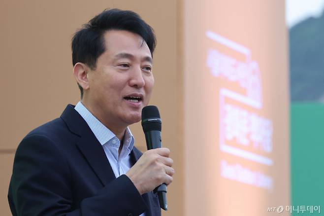[서울=뉴시스] 권창회 기자 = 오세훈 서울시장이 23일 서울 종로구 광화문광장에서 열린 2026 서울야외도서관 광화문책마당 개장 행사에서 인사말을 하고 있다. 2026.04.23. kch0523@newsis.com /사진=권창회