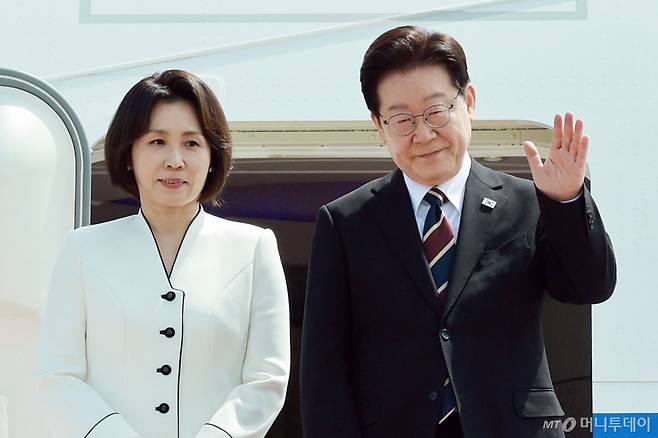 [성남=뉴시스] 고범준 기자 = 인도와 베트남을 국빈 방문하는 이재명 대통령과 김혜경 여사가 19일 경기 성남 서울공항에서 공군1호기에 올라 인사하고 있다. 2026.04.19. bjko@newsis.com /사진=고범준