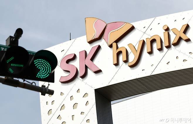 (이천=뉴스1) 김민지 기자 = SK하이닉스가 올해 1분기 영업이익 37조원을 돌파하며 역대 최대 실적을 달성했다.  23일 SK하이닉스에 따르면 올해 1분기 매출과 영업이익이 각각 52조 5763억원, 37조 6103억원을 기록했다. 매출과 영업이익 모두 분기 최대 실적으로 역대급 기록을 세웠다.  사진은 이날 경기 이천 SK하이닉스 본사 모습. 2026.4.23/뉴스1  Copyright (C) 뉴스1. All rights reserved. 무단 전재 및 재배포,  AI학습 이용 금지. /사진=(이천=뉴스1) 김민지 기자