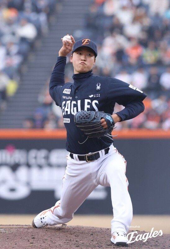 한화 엄상백이 대전한화생명이글스파크에서 열린 시범경기서 투구하고 있다. 3월의 모습이다./한화 이글스 제공