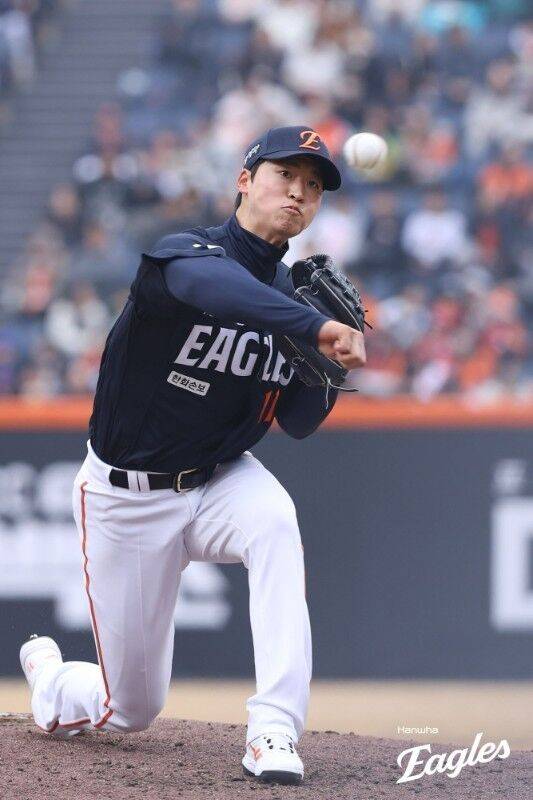 한화 엄상백이 대전한화생명이글스파크에서 열린 시범경기서 투구하고 있다. 3월의 모습이다./한화 이글스 제공/한화 이글스