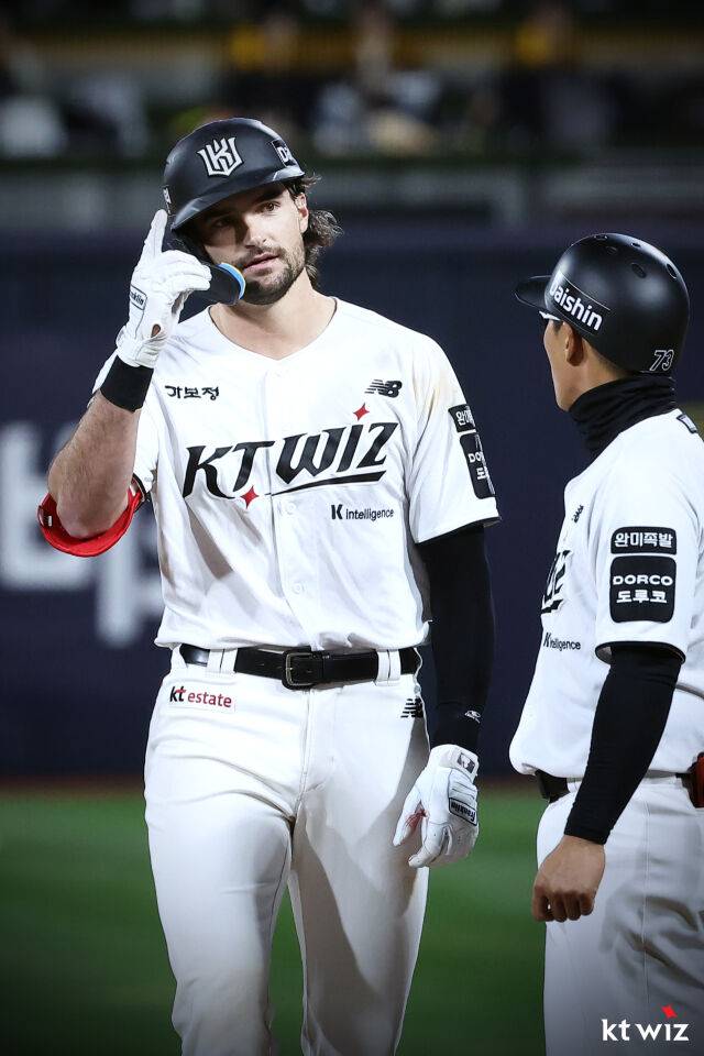 샘 힐리어드가 23일 수원 KIA 타이거즈전 출루 후 세리머니를 펼치고 있다./KT 위즈 제공