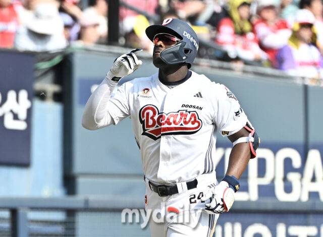 19일 경기에서 홈런을 치고 홈으로 들어오는 카메론./마이데일리