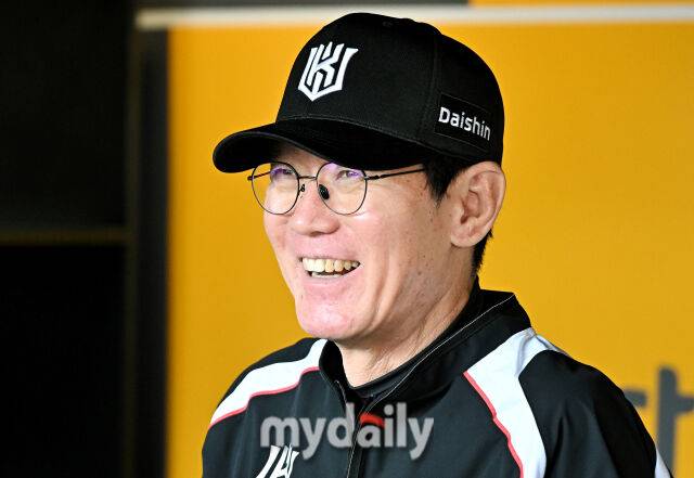 24일 오후 인천 SSG랜더스필드에서 진행된 '2026 프로야구 KBO리그' SSG랜더스와 KT위즈의 경기. KT 이강철 감독이 경기전 훈련에서 인터뷰를 갖고 있다./인천 = 송일섭 기자