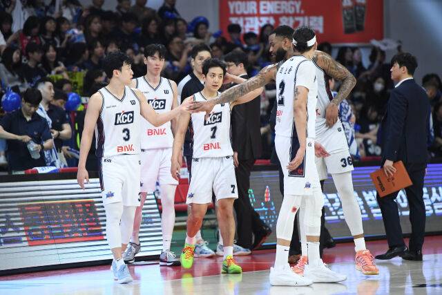 부산 KCC가 24일 안양 정관장 아레나에서 열린 4강 플레이오프 1차전에서 안양 정관장을 상대로 승리를 거뒀다. KCC 선수단이 작전 타임을 마친 뒤 경기장에 입장하고 있다./KBL