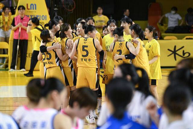 청주 KB스타즈가 24일 청주체육관에서 열린 챔피언결정전 2차전에서 용인 삼성생명을 8점 차로 제압했다. KB스타즈 선수단이 경기 후 기뻐하고 있다./WKBL 제공
