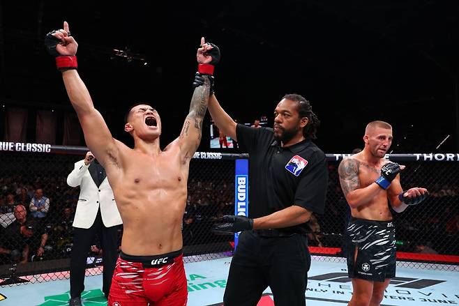 지난해 6월 UFC 데뷔전을 치러 승리한 고석현과 그의 상대 오반 엘리엇의 모습. 이들은 함께 내달 7일 서울 성수동에서 팬사인회를 연다. [UFC 제공]