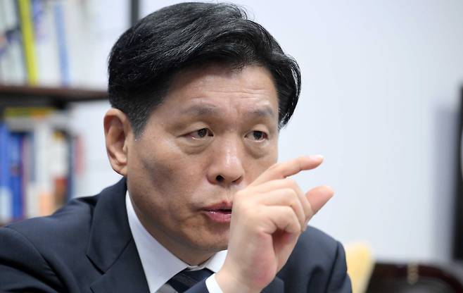 조승래 더불어민주당 사무총장이 23일 인터뷰에서 6월 지방선거와 국회의원 재보궐 선거 전략을 설명하고 있다. 이상섭 기자