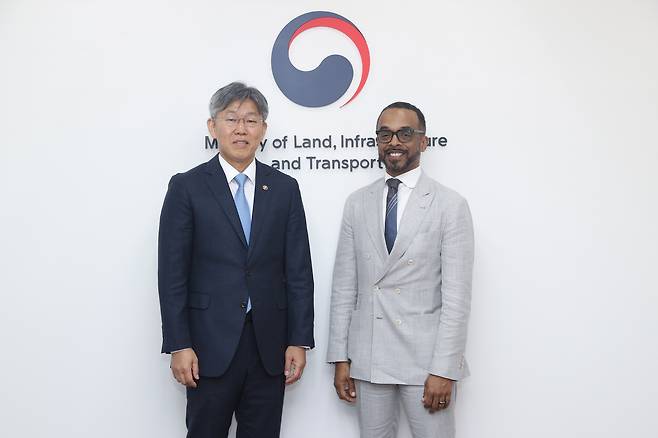 김이탁 국토교통부 제1차관이 크리스 터너 구글 부사장과 24일 면담을 갖고 협력방안을 논의했다.