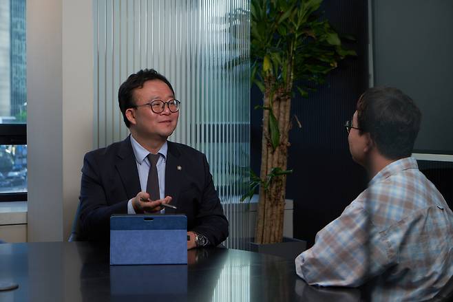 조진석 법무법인 오킴스 변호사가 상담하고 있다. [조진석 변호사 제공]