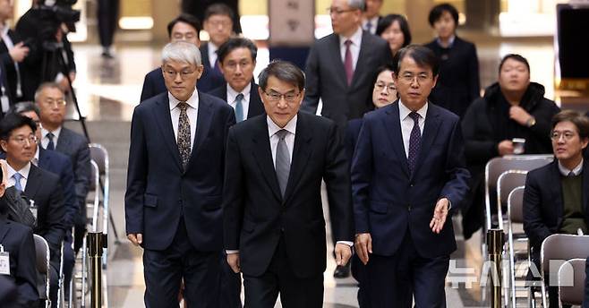 [서울=뉴시스] 김선웅 기자 = 노태악 전 대법관을 비롯한 대법관들이 지난 1월 2일 서울 서초구 대법원에서 열린 시무식에 참석하고 있다. 노 전 대법관 오른쪽은 오는 9월 퇴임하는 이흥구 대법관. 2026.04.23. mangusta@newsis.com