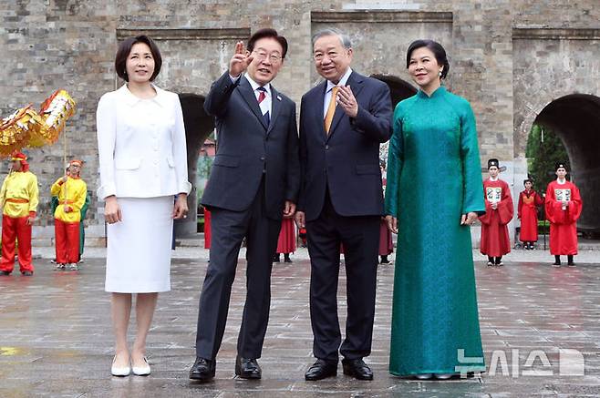[하노이=뉴시스] 고범준 기자 = 이재명 대통령과 김혜경 여사가 24일(현지 시간) 유네스코 세계 문화유산으로 등재된 베트남 하노이 탕롱황성을 방문해 또 럼 당 서기장 겸 국가주석, 응오 프엉 리 여사와 기념촬영에 앞서 대화하고 있다. 2026.04.24. bjko@newsis.com