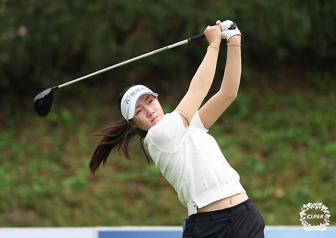 [서울=뉴시스] 홍효식 기자 = 11일 경기 용인시 88CC에서 열린 'K-FOOD 놀부·화미 마스터즈' 2라운드, 양윤서가 2번홀에서 티샷하고 있다. (사진=KLPGA 제공) 2025.10.11. photo@newsis.com *재판매 및 DB 금지
