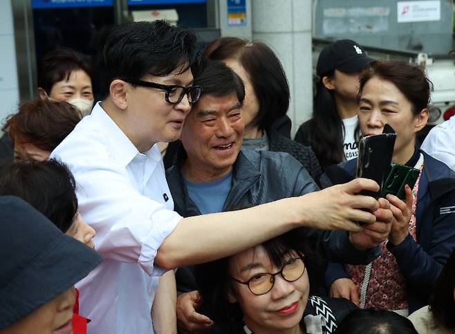 전입신고 후 주민들과 셀카    (부산=연합뉴스) 손형주 기자 = 한동훈 전 국민의힘 대표가 14일 오후 부산 북구 만덕2동 행정복지센터를 찾아 전입신고를 마친 뒤 주민들과 사진을 찍고 있다. 2026.4.14     handbrother@yna.co.kr (끝)   <저작권자(c) 연합뉴스, 무단 전재-재배포, AI 학습 및 활용 금지> 연합뉴스
