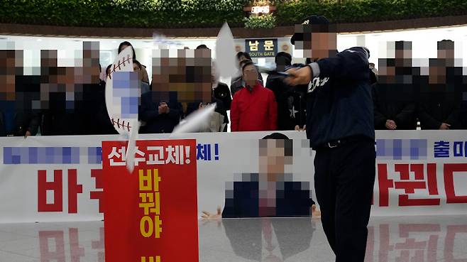 대전 기초단체장에 출마한 한 예비후보가 출마 선언 현장에서 야구공 모양의 소품을 향해 방망이를 휘두르고 있다. 캠프 제공