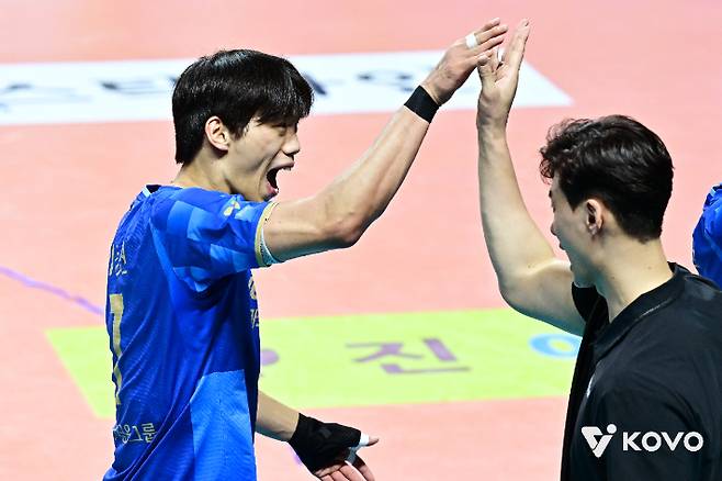 이상현과 하이파이브 하는 박철우 우리카드 감독. 한국배구연맹