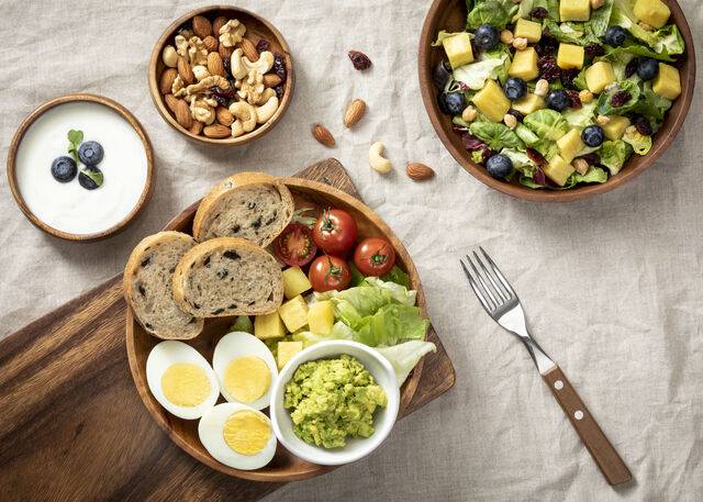 채소와 과일, 통곡물 중심의 식단이 도움이 된다. 클립아트코리아