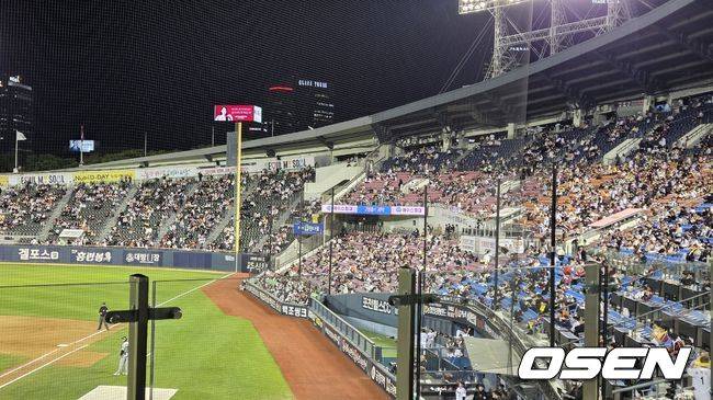 [OSEN=잠실, 한용섭 기자]23일 서울 잠실구장에서 한화 이글스와 LG 트윈스 경기가 열렸다. 3-8로 점수 차가 벌어진 9회초, 1루측 LG 관중석에는 많은 팬들이 떠나갔다. 이날 잠실구장은 2만3750명 매진을 기록했다. /orange@osen.co.kr
