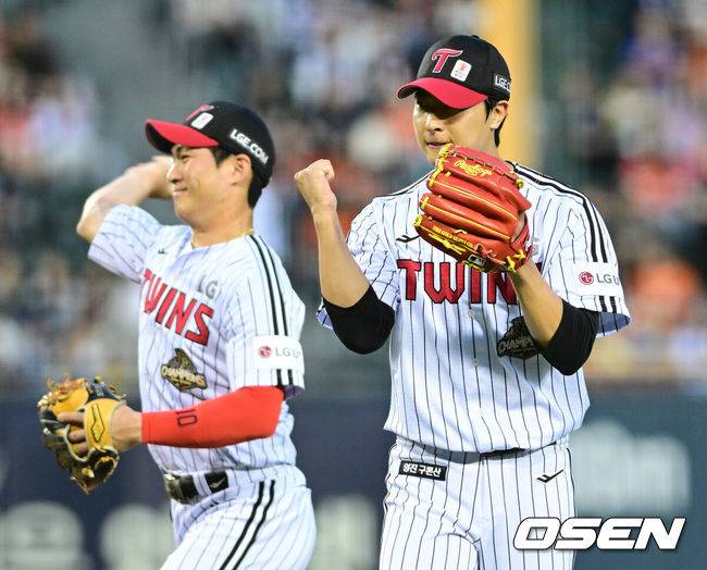 [OSEN=잠실, 최규한 기자] 23일 서울 잠실야구장에서 ‘2026 신한 SOL KBO리그’ LG 트윈스와 한화 이글스의 경기가 열렸다.홈팀 LG는 이정용, 방문팀 한화는 황준서를 선발로 내세웠다. 3회초 한화 공격을 무실점으로 막아낸 LG 선발 이정용이 더그아웃으로 향하며 기뻐하고 있다. 2026.04.23 / dreamer@osen.co.kr