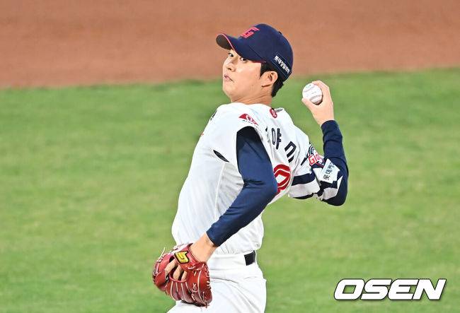 [OSEN=부산, 이석우 기자] 4일 부산 사직야구장에서 2026 신한 SOL KBO 리그 롯데 자이언츠와 SSG 랜더스의 경기가 열렸다. 홈팀 롯데는 비슬리가, 방문팀 SSG는 김건우가 선발 출전했다.롯데 자이언츠 쿄야마가 역투하고 있다. 2026.04.04 / foto0307@osen.co.kr