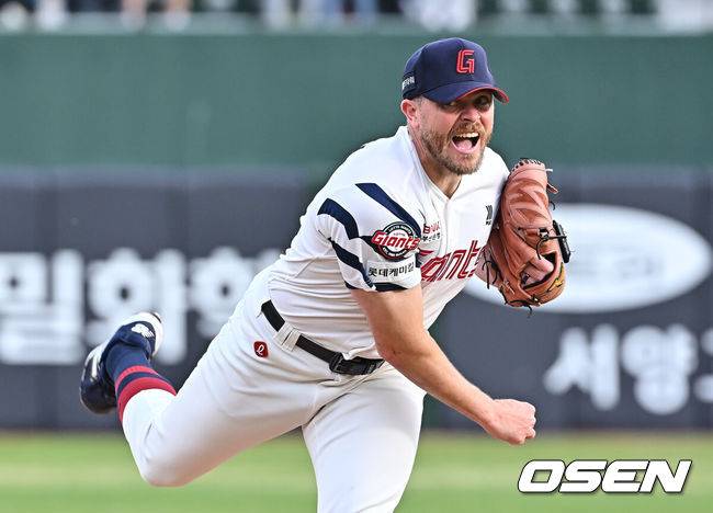 [OSEN=부산, 이석우 기자] 4일 부산 사직야구장에서 2026 신한 SOL KBO 리그 롯데 자이언츠와 SSG 랜더스의 경기가 열렸다. 홈팀 롯데는 비슬리가, 방문팀 SSG는 김건우가 선발 출전했다.롯데 자이언츠 선발 투수 비슬리가 역투하고 있다. 2026.04.04 / foto0307@osen.co.kr