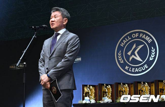 [OSEN=조은정 기자]제2회 K리그 명예의전당 헌액식이 16일 서울 종로구 아산정책연구원에서 진행됐다.이번 제2회 K리그 명예의전당 헌액자로는 선수 부문에 김주성, 김병지, 고(故) 유상철, 데얀이 선정됐다. 지도자 부문에 김호 전 수원 삼성 감독, 공헌자 부문에 정몽준 대한축구협회 명예회장이 이름을 올렸다.대한축구협회 정몽규 회장이 축사를 하고 있다. 2025.09.16 /cej@osen.co.kr