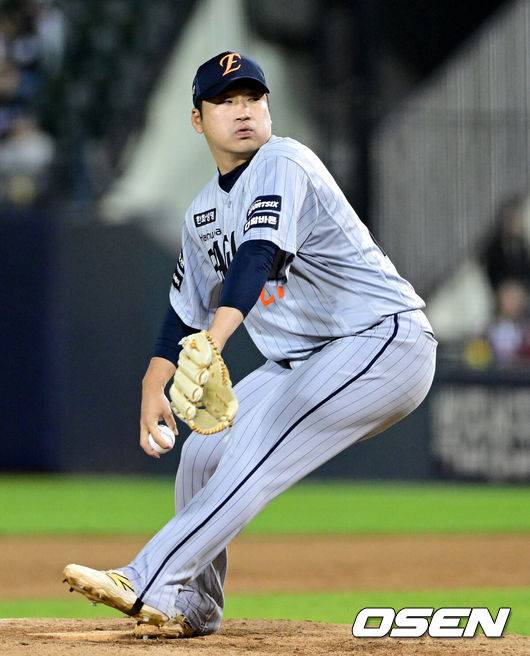 [OSEN=잠실, 최규한 기자] 22일 서울 잠실야구장에서 ‘2026 신한 SOL KBO리그’ LG 트윈스와 한화 이글스의 경기가 열렸다.홈팀 LG는 라클란 웰스, 방문팀 한화는 왕옌청을 선발로 내세웠다. 6회말 마운드에 오른 한화 이민우가 힘차게 공을 뿌리고 있다. 2026.04.22 / dreamer@osen.co.kr
