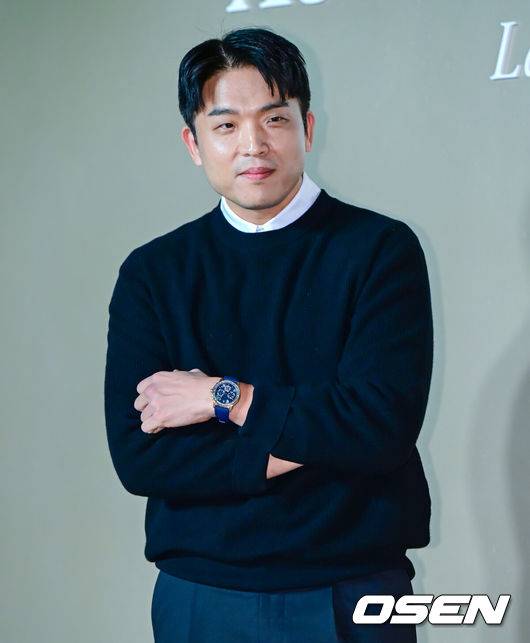 [OSEN=지형준 기자] 22일 오후 서울 성동구 성수동의 한 매장에서 스위스 고급 시계 제조사 포토행사가 열렸다.이날 방탄소년단 제이홉, 배우 차은우, 박신혜, 지진희, 모델 아이린, 셰프 안성재가 참석했다.셰프 안성재가 포토타임을 하고 있다. 2024.11.22 / jpnews@osen.co.kr