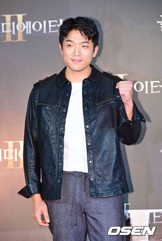[OSEN=김성락 기자] 5일 오후 서울 용산구 한강대로 CGV 용산아이파크몰에서 영화 ‘글래디에이터2’ VIP 시사회가 열렸다. 영화 '글래디에이터 2’는 막시무스의 죽음으로부터 20여 년 후, 콜로세움에서 로마의 운명을 건 결투를 벌이는 루시우스의 이야기를 그렸다.요리사 안성재가 포토타임을 갖고 있다. 2024.11.05 / ksl0919@osen.co.kr