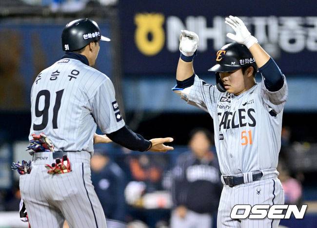 [OSEN=잠실, 최규한 기자] 23일 서울 잠실야구장에서 ‘2026 신한 SOL KBO리그’ LG 트윈스와 한화 이글스의 경기가 열렸다.홈팀 LG는 이정용, 방문팀 한화는 황준서를 선발로 내세웠다. 5회초 2사 주자없는 상황 한화 문현빈이 달아나는 우월 솔로포를 날리고 홈을 밟으며 추승우 코치와 기뻐하고 있다. 2026.04.23 / dreamer@osen.co.kr