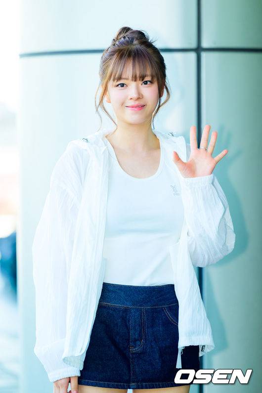 [OSEN=김포공항, 박준형 기자]. 그룹 트와이스(TWICE)가 24일 서울 김포국제공항을 통해 '디스 이즈 포' 국립경기장 콘서트 일정을 위해 일본 도쿄로 출국했다.북미 투어로만 약 55만 관객을 불러 모은 트와이스는 일본에서도 '최초' 기록을 앞두고 있다. 오는 25~26일, 28일 사흘간 일본 도쿄 국립경기장에 해외 아티스트 사상 처음으로 단독 입성해 3회 공연을 개최한다.&nbsp;트와이스 정연이 출국에 앞서 포즈를 취하고 있다.  2026.04.24 / soul1014@osen.co.kr