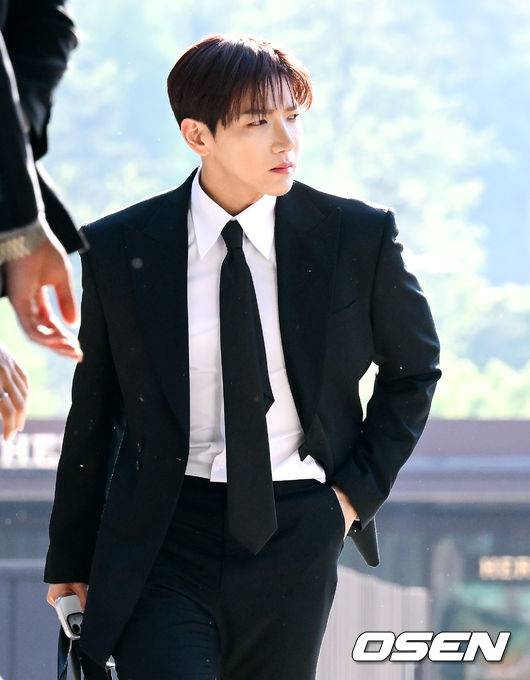 [OSEN=조은정 기자]2PM 멤버이자 배우로 활동 중인 옥택연이 24일 서울 중구 장충동 신라호텔 영빈관에서 결혼식을 올렸다. 오랜 시간 사랑을 키워온 연인과 부부의 연을 맺는 자리로, 가족과 친지, 가까운 지인들의 축하 속 조용히 진행됐다.특히 이날 2PM 멤버들이 총출동해 의리를 빛냈다. 황찬성은 사회를 맡고, 준케이·닉쿤·장우영·이준호·황찬성 등 멤버들이 나섰다. 2PM 준케이가 결혼식장으로 들어서고 있다. 2026.04.24 /cej@osen.co.kr