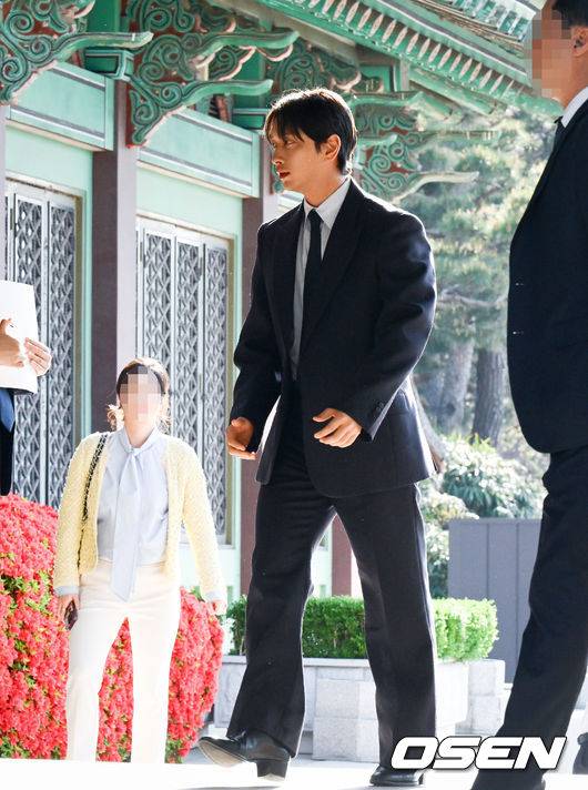 [OSEN=조은정 기자]2PM 멤버이자 배우로 활동 중인 옥택연이 24일 서울 중구 장충동 신라호텔 영빈관에서 결혼식을 올렸다. 오랜 시간 사랑을 키워온 연인과 부부의 연을 맺는 자리로, 가족과 친지, 가까운 지인들의 축하 속 조용히 진행됐다.특히 이날 2PM 멤버들이 총출동해 의리를 빛냈다. 황찬성은 사회를 맡고, 준케이·닉쿤·장우영·이준호·황찬성 등 멤버들이 나섰다. 2PM 황찬성이 결혼식장으로 들어서고 있다. 2026.04.24 /cej@osen.co.kr