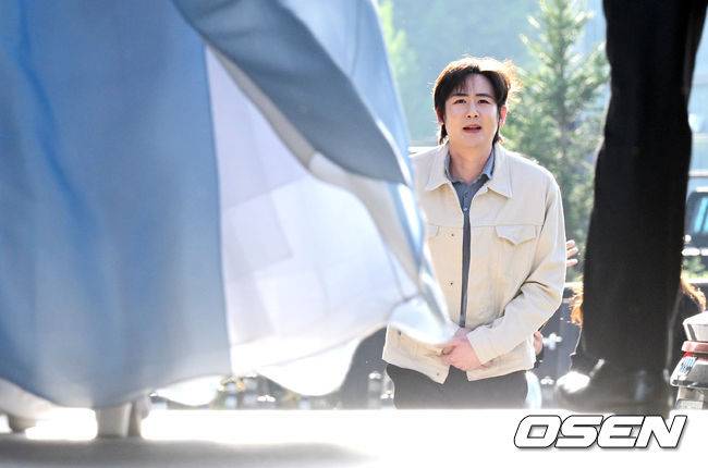 [OSEN=조은정 기자]2PM 멤버이자 배우로 활동 중인 옥택연이 24일 서울 중구 장충동 신라호텔 영빈관에서 결혼식을 올렸다. 오랜 시간 사랑을 키워온 연인과 부부의 연을 맺는 자리로, 가족과 친지, 가까운 지인들의 축하 속 조용히 진행됐다.특히 이날 2PM 멤버들이 총출동해 의리를 빛냈다. 황찬성은 사회를 맡고, 준케이·닉쿤·장우영·이준호·황찬성 등 멤버들이 나섰다. 2PM 닉쿤이 결혼식장으로 들어서고 있다. 2026.04.24 /cej@osen.co.kr