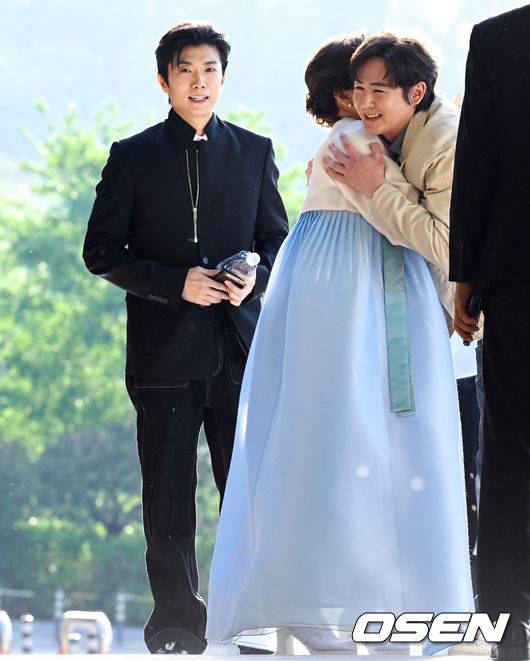 [OSEN=조은정 기자]2PM 멤버이자 배우로 활동 중인 옥택연이 24일 서울 중구 장충동 신라호텔 영빈관에서 결혼식을 올렸다. 오랜 시간 사랑을 키워온 연인과 부부의 연을 맺는 자리로, 가족과 친지, 가까운 지인들의 축하 속 조용히 진행됐다.특히 이날 2PM 멤버들이 총출동해 의리를 빛냈다. 황찬성은 사회를 맡고, 준케이·닉쿤·장우영·이준호·황찬성 등 멤버들이 나섰다. 2PM 장우영이 결혼식장으로 들어서고 있다. 2026.04.24 /cej@osen.co.kr